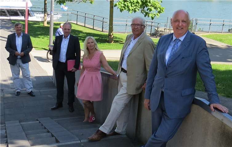 Dr. Ulrich Kleemann, stellv. Vorsitzender, Michael Becher, stellv. Vorsitzender, Sandra Hansen-Spurzem, Geschäftsführerin, Peter Greiser, Ehrenvorsitzender und Hans-Jörg Assenmacher, Vorsitzender (v. li.(). Foto: Initiative Region Koblenz-Mittelrhein e. V.
