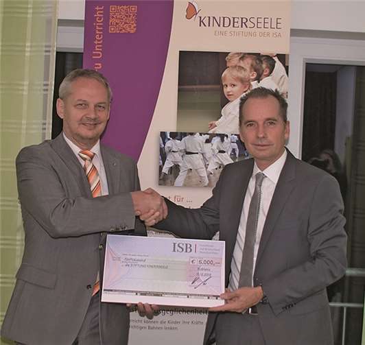 Dr. Ulrich Link übergibt den Scheck an Roman Klein.US