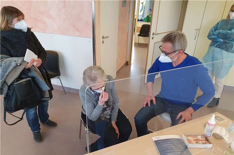 Dr. Ulrich Sprenker bei der Impfung von Gertrud Rusche. Foto: Rhein-Sieg-Kreis