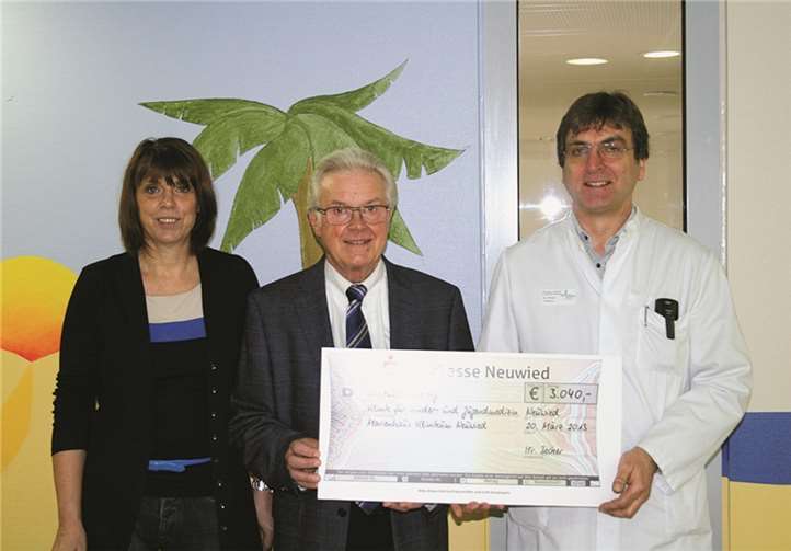 Dr. Urban Himbert, Chefarzt der Klinik für Kinder- und Jugendmedizin (r.) und Schwester Gaby Welter (l.) freuen sich über den Spendenscheck von Karl-Heinz Becker (M.) in Höhe von 3.040 Euro.K. Schmidt-Gehring