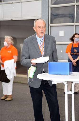 Dr. Uwe Petersen, Vorsitzender der Rheinbach-Meckenheimer Tafel lobte die Zuverlässigkeit der Kameraden der Bundeswehr.