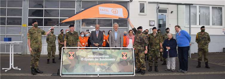 Dr. Uwe Petersen als Vorsitzender der Rheinbach-Meckenheimer Tafel, verabschiedete die Bundeswehr Soldaten im Beisein von Brigade General Ralf Hoffmann, Bürgermeister Stefan Raetz und Fachbereichsleiterin Michaela Hoffmann von der Stadtverwaltung. Fotos: Eich