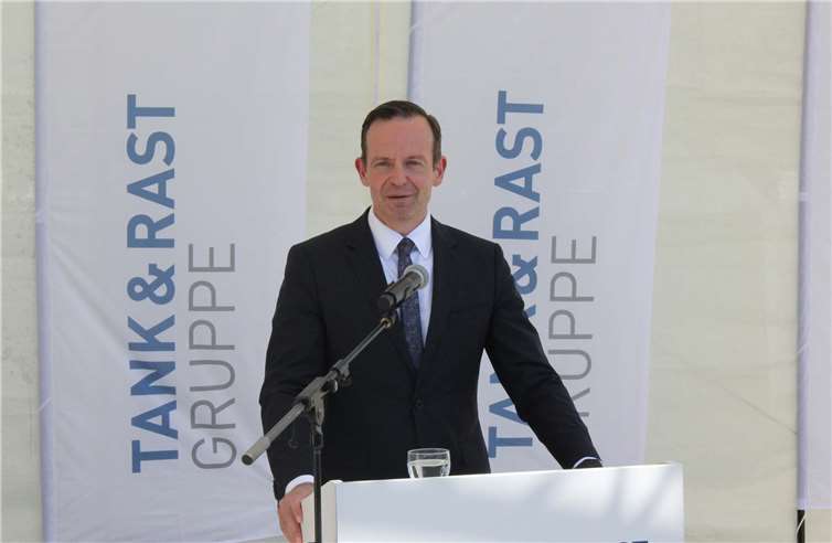 Dr. Volker Wissing, Minister für Wirtschaft, Verkehr, Landwirtschaft und Weinbau in RLP, nahm offiziell die erste Ultraschnellladestation an Deutschlands Autobahnen in Betrieb. -WK-