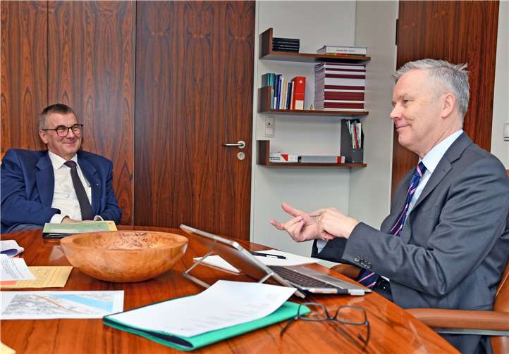 Dr. Vornhusen, der Konzernbevollmächtigte der Deutschen Bahn (rechts), im Gespräch mit Landrat Dr. Alexander Saftig.Quelle: Kreisverwaltung Mayen-Koblenzt