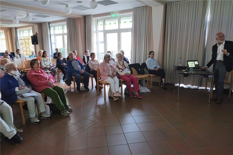 Dr. Wahisi informiert über Ursachen und Behandlungsmöglichkeiten von Arthrose