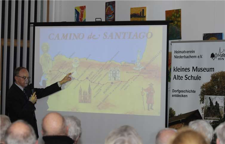 Dr. Walter Töpner demonstriert anhand einer Karte einen Teil des Wanderwegs der Jakobspilger.  CEW