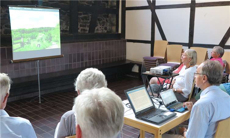 Dr. Walter Töpner nahm die Gäste in seinem Vortrag mit auf eine Reise ins Pilgerland Rheinland und Eifel. Gemeinde Wachtberg/mm