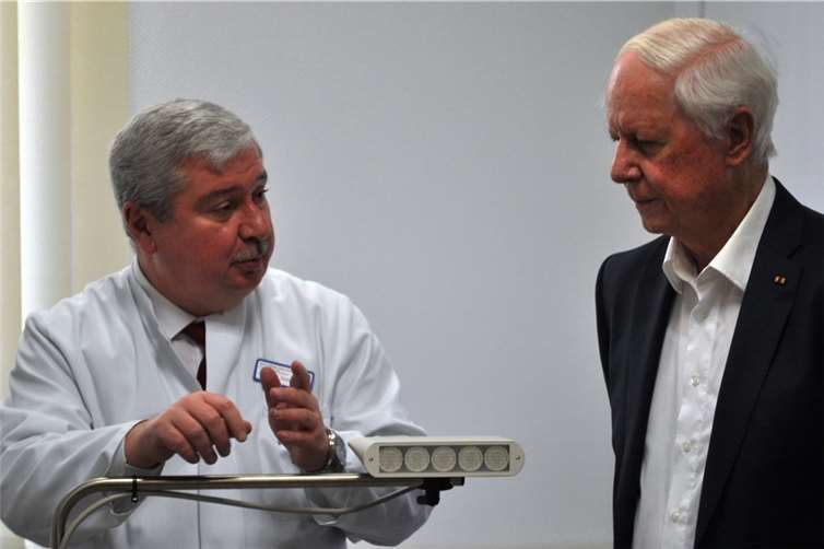 Dr. Weber (li.) erläutert Alfred Hahn die Funktionen des Fotostimulators.