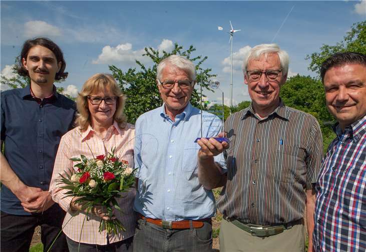 Dr. Wenzel Gehlen (Dritter von links) ist Klimapate 2018. Zu dieser Auszeichnung gratulierten (von links) der Interkommunale Klimaschutzmanager Tobias Gethke, Ehefrau Antonie Kreuzwald-Gehlen, Professor Dr. Hermann Schlagheck und Vizebürgermeister Manfred Lütz. Im Hintergrund ist die Kleinwindanlage zu erkennen, die seit April Strom erzeugt.  JOST