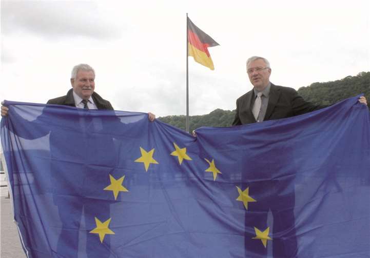 Dr. Werner Langen (l.) übergab die Eukropaflagge an Oberbürgermeister Prof. Dr. Joachim Hofmann-Göttig. privat