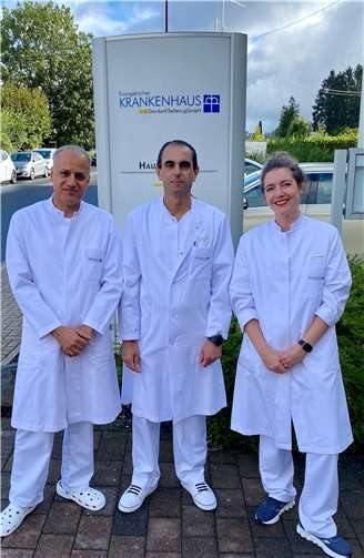 Dr. med. Amgad Ehsan (Mitte) sowie Oberärztin Hannelore Mezger und Oberarzt Amr Farag  Foto: Anja Nassen