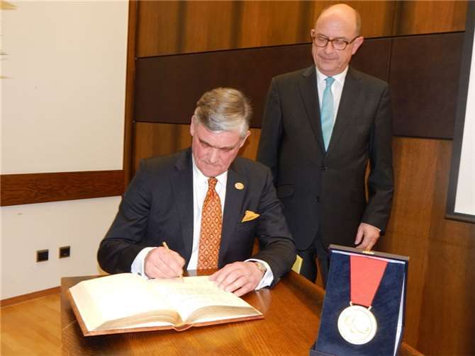 Dr. med. Axel Bolsinger trägt sich in das Goldene Buch der Stadt ein.