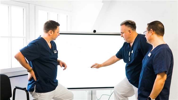 Dr. med. Csaba Losonc (Sport- und Präventionsmedizin), Mario Emmanouilidis (Arthroseexperte) und Ulrich Green (operativer Orthopäde).