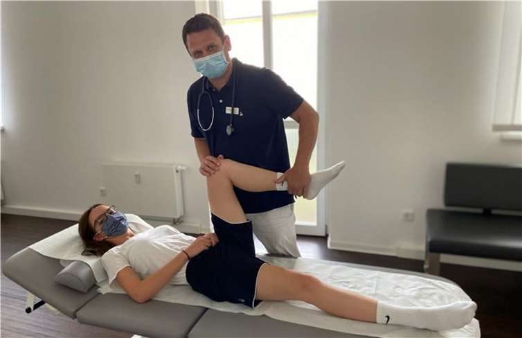 Dr. med. Csaba Losonc, hier bei der Untersuchung von Spielführerin Anga Bartzen. Foto: privat