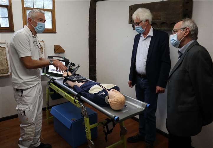 Dr. med. Eicke Neubert (li.) erklärt die vielfältigen Simulationsmöglichkeiten.
