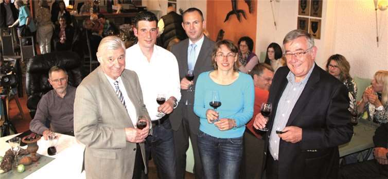 Dr. med. Gerhard Kreuter, Marc Linden, Oliver Piel, Astrid Rickert, Paul Gieler (v.li.) begrüßten zahlreiche Gäste beim Gesprächskreis Ahrwein im Weingut Sonnenberg. privat