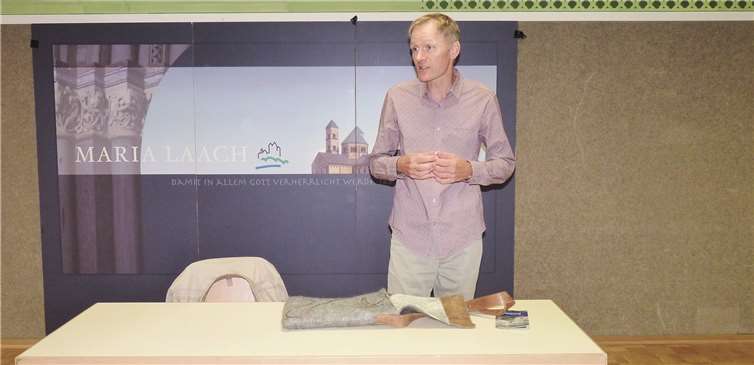 Dr. med. Jürgen Birmanns von der Gesellschaft für Gesundheitsberatung in Lahnstein beantwortete im Laacher Forum im Rahmen seines Vortrags: „Ärztlicher Rat aus ganzheitlicher Sicht - eine offene Sprechstunde“ die Fragen zahlreicher Zuhörer.Fotos: FRE