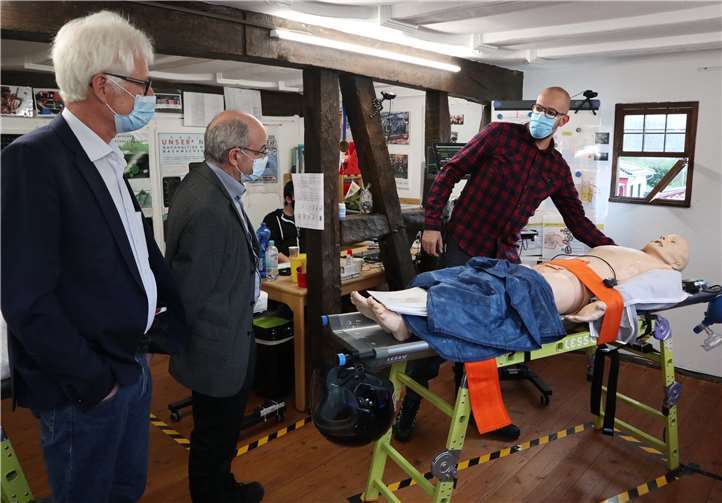 Dr. med. Martin Schiffarth (re.) erklärte Helmut Koch und Klaus Dinges von der Johanniter-Weinbruderschaft Adenau das Training am Erwachsenen-Phantom.