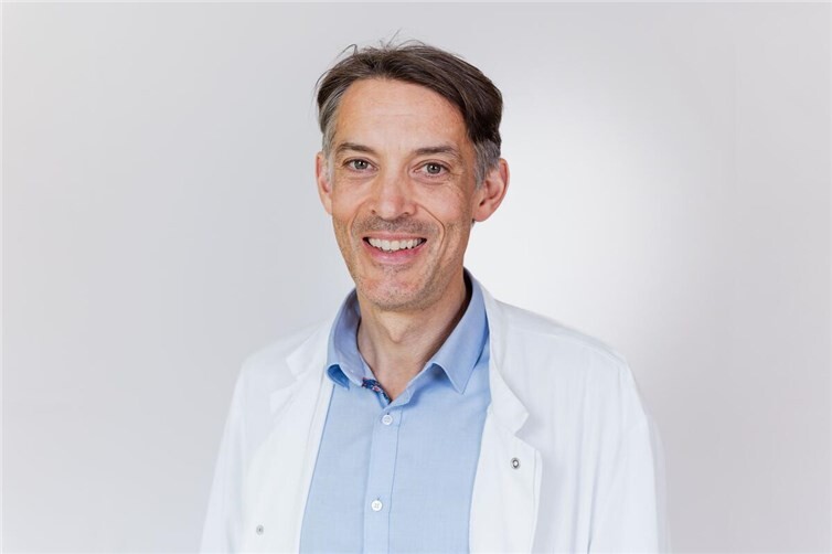 Dr. med. Patrick Löhr, Chefarzt der Orthopädie und Unfallchirurgie und Leiter des Endoprothetikzentrums (EPZ max.) des Evang. Krankenhaus Dierdorf/Selters (KHDS) am Standort Hachenburg.  Foto: Evang. Krankenhaus Dierdorf/Selters gGmbH