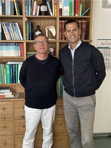 Dr. med. Roman Bauer mit Thorsten Kopp, Geschäftsführer der Marienhaus MVZ GmbH (v.l.).  Foto: Marina Katzenberger