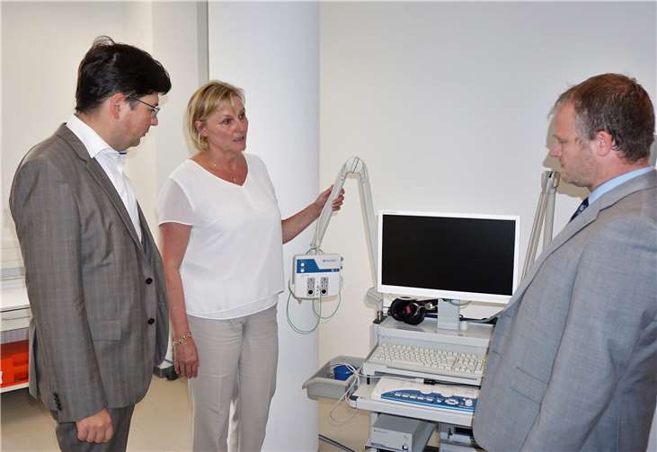 Schwerstbehinderte werden intensiv sozial-medizinisch versorgt Dr. med. Sabine Neumann erklärt BM Michael Mang und OB Jan Einigdie technisch-diagnostischen Möglichkeiten des MZEB