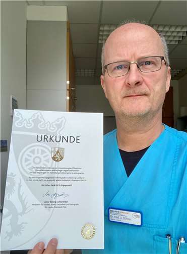 Dr. med. Ulrich Döhner, Oberarzt an der BDH-Klinik Vallendar und Mitglied der DLRG-Ortsgruppe Andernach, mit der Urkunde und der Gold-Plakette, die er für sein ehrenamtliches Engagement erhalten hat. Foto: BDH-Klinik Vallendar