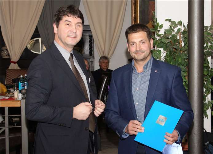 Dr. techn. Thomas Kinsky (l.) überreichte Frank Reuter Urkunde und Ehrenabzeichen für seine 25-jährige Mitgliedschaft. Foto: VDI
