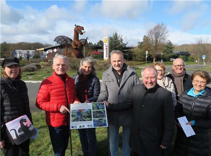 Drache Godart jetzt mit Infotafel: Bürgermeister Jörg Schmidt (4.v.l.), Tania Beilfuß (li.), Alfred Schneider (4.v.r.) von KuKiWa mit weiteren Vereinsmitgliedern sowie HDG-Lehrerin Monika Düren (3.v.r.).  Foto: Gemeinde Wachtberg/mm