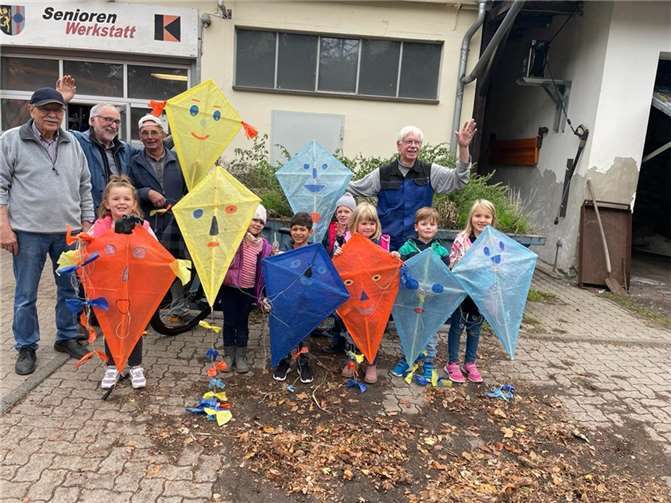 Drachenbasteln mit der Kolpingseniorenwerkstatt aus Mendig.  Fotos: privat