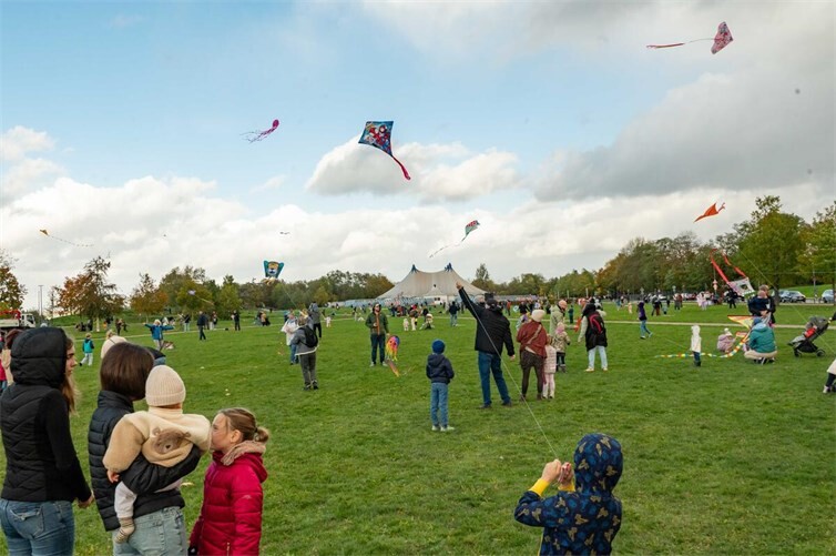 Drachensteigen am Himmel über Koblenz: Ein Fest für die ganze Familie.
