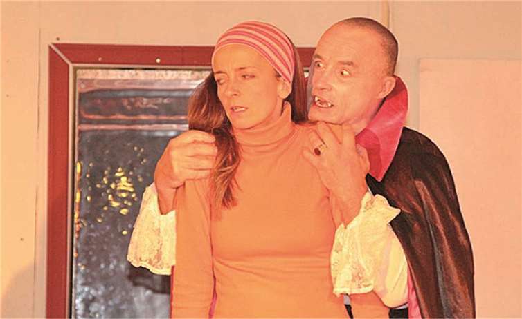 Dracula (Maik Wagner) möchte Sylvia (Julia Specht) gerne vernaschen.