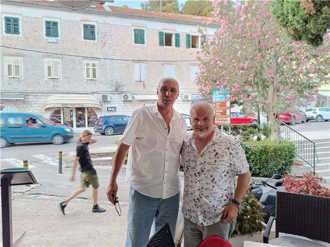 Dragan Simrak (li.) Parteivorstandsmitglied der montenegrischen Sozialdemokraten und Ferhat Cato (re.) in Herceg Novi am Kotor-Fjord in Montenegro.  Foto: privat