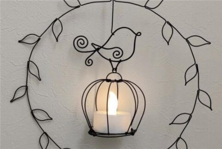 Drahtkränze und Blumen aus Bindedraht werden hergestellt.