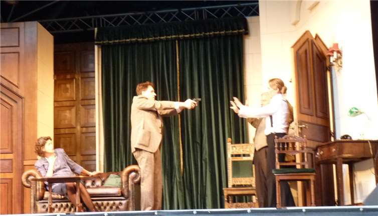 Dramatische Situation: Pistolen im Einsatz auf der Rommersdorfer Bühne.