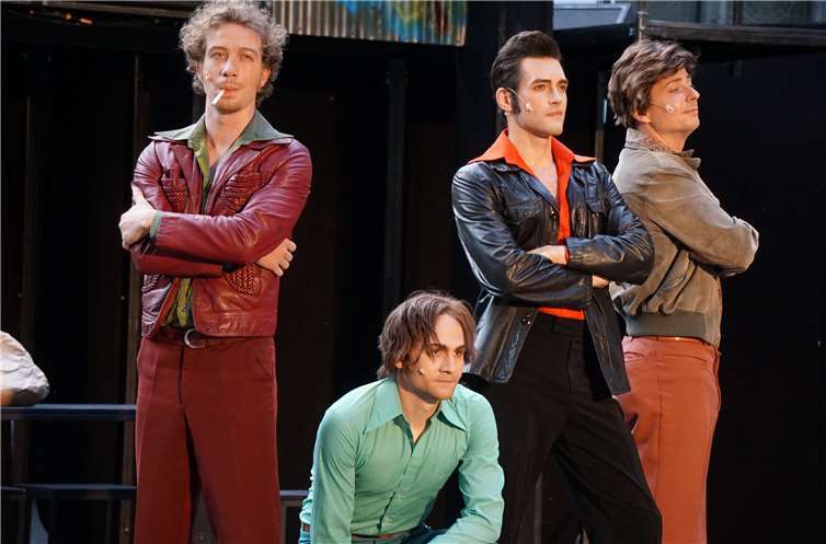 Dramatisches Finale: Nicht alle Mitgliedervon Tonys Gang „The Faces“ überleben das Musical. Fotos: FF