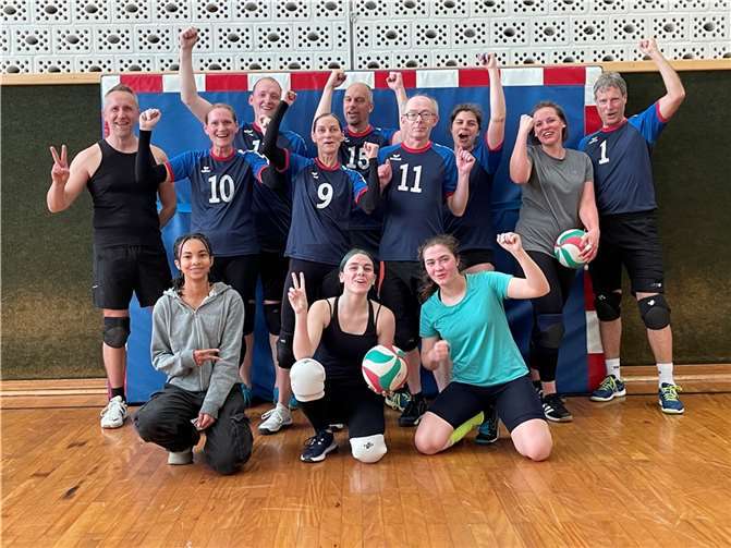 Dramatisches Saisonfinale mit erfolgreichem Ausgang: Die siegreiche Mixedmannschaft des TV Rheinbach. Foto: Martin Hestermann