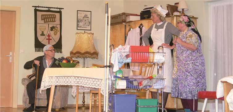 Drastische Strafmaßnahme für Opa Müller-Schön: Hausdrache Oberin Sieglinde verordnet ihm wegen Aufmüpfigkeit eine Zwangsdiät.