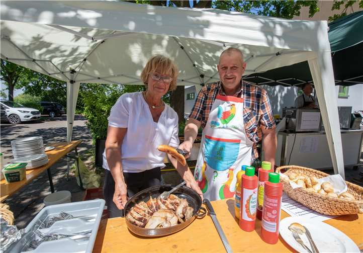 Draußen gab es Herzhaftes vom Grill.Foto: CEW