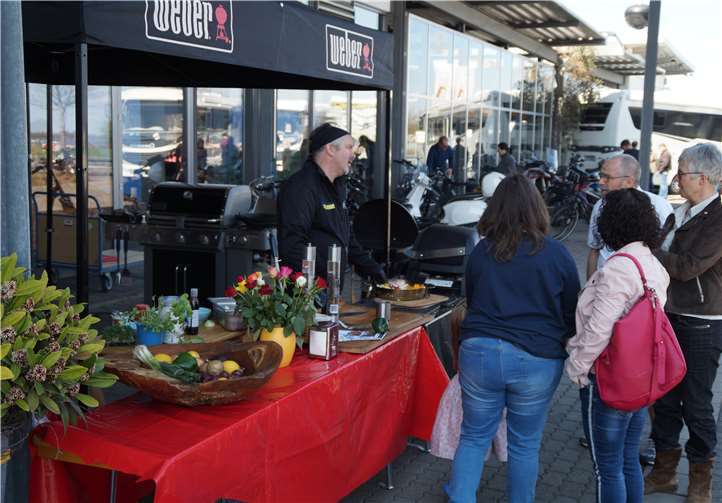 Draußen gab`s Leckeres vom Grill.