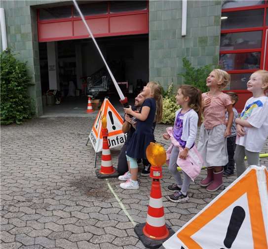 Draußen haben die Kinder ausprobiert, wie mit einem Schlauch das Feuer gelöscht wird. Fotos: Kita „Unter dem Regenbogen“ Urbar