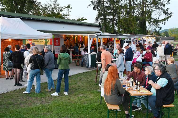 Draußen konnten es sich die Gäste gemütlich machen.  Foto: RASCH