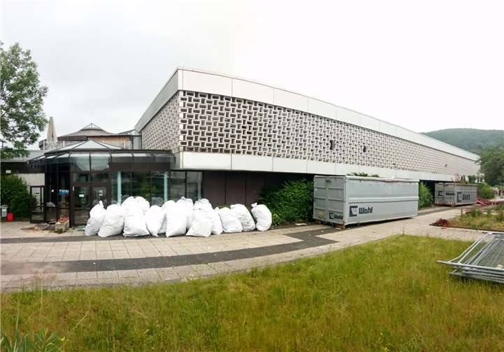 Draußen stehen bereits gefüllte Säcke zum Entsorgen bereit.