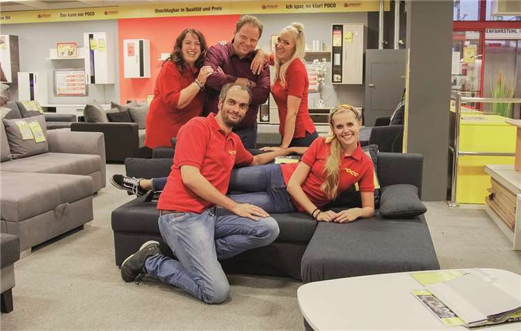 Dreamteam vor der Kamera: Die Darsteller der POCO-Serie „Janine – Mein Platz im Leben“ (hinten v.li.) Frigga Schmidt-Schmitt, Urban Mike Schröter, Janine Kunze sowie (vorne) Linus Stern und Nelli Kassem. CopyrightFoto: Patrick Hammerschmidt