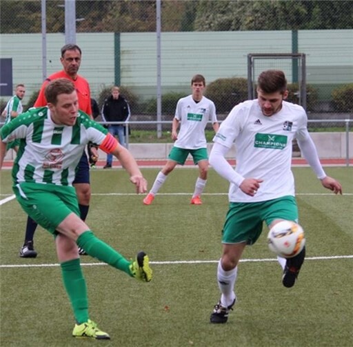 Dreh- und Angelpunktim Spiel des SC Vallendarist MannschaftskapitänAmando Reinhardt,hier beim 5:2-Erfolg in Spay.Auch der Defensivspezialistkonnte sich schon drei Malin die Torjägerlisteeintragen. Foto: -TH-