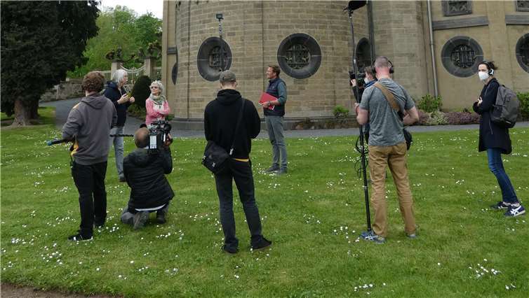 Dreharbeiten zum Quiz vor der Apollinariskirche: Erhard Wacker und Rosmarie Feuser (hintere Reihe links) im Gespräch mit Moderator Jens Hübschen (mit roter Mappe).Foto: Kloster St. Apollinaris