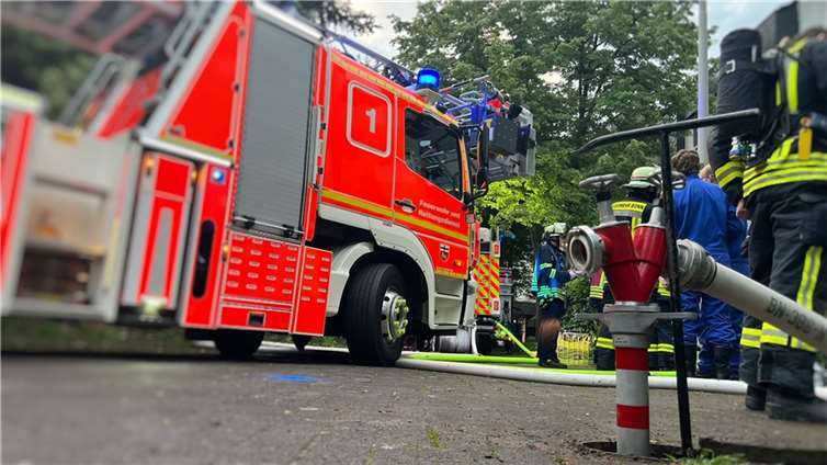 Bonn: 13 Verletzte nach Wohnungsbrand Drehleiter an der Einsatzstelle an der Borsigallee Foto: Feuerwehr Bonn