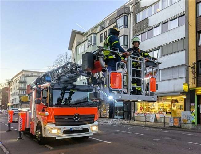 Drehleiter im Einsatz.Foto: Polizei Bonn