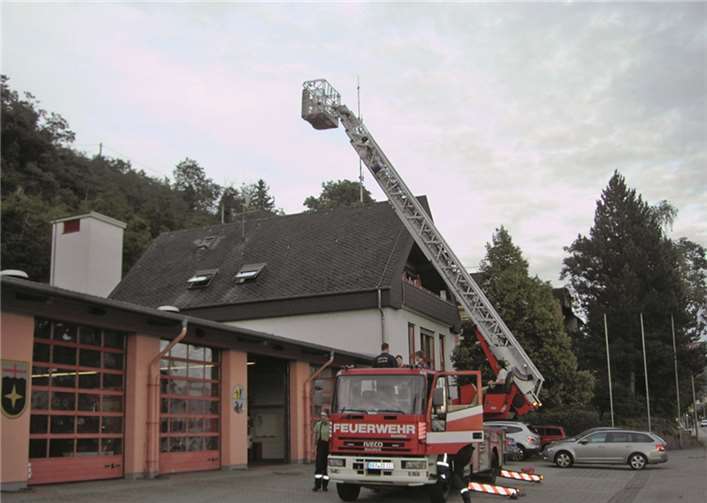 Drehleiter von Iveco Magirus, Baujahr 1997 mit einem Leiterpark von 30 Metern. privat