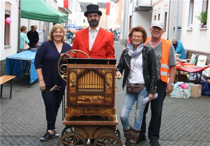 Drehorgel Lindi mit dem Orga-Team: Marion Schaust, Brigitte Grönning und Ernst-Ludwig Andernach. Foto: privat