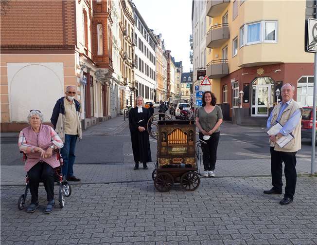 Drehorgelspielerin Annegret Andräß erfreute die Senioren mit einem Osterkonzert.Foto: Hermann Schäfer